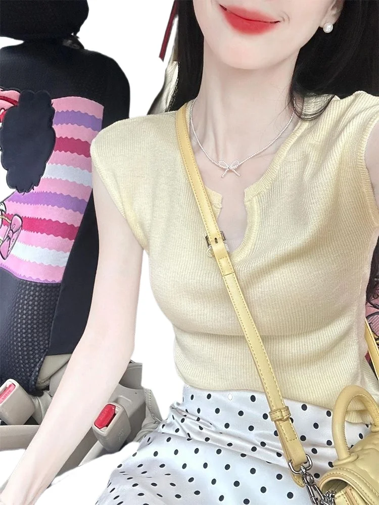 

Новый летний комплект одежды 2025 года с корейским чайным стилем, нежный желтый вязаный топ и белая короткая юбка в горошек, женский комплект из двух предметов