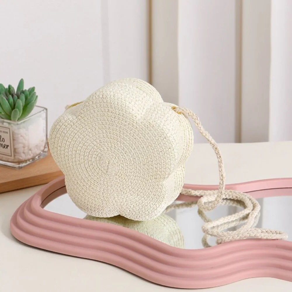 

Elegant Kawaii Straw Small Shoulder Bag Flower Shape Bohemian Beach Straw Bag Vacation Casual Woven Crossbody Bag Shopping