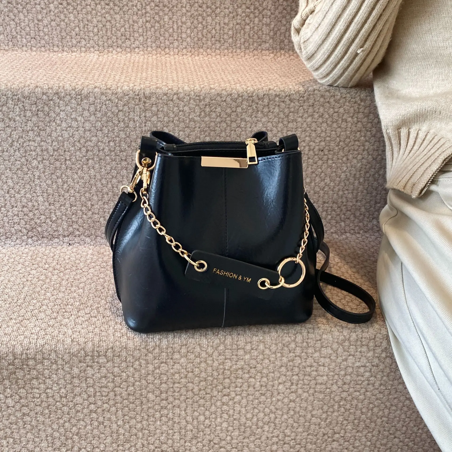 

2025 New Women's Vintage Bucket Bag, Large Capacity Soft Leather Crossbody Purse, Chic Shoulder Bag for Work & Dating​