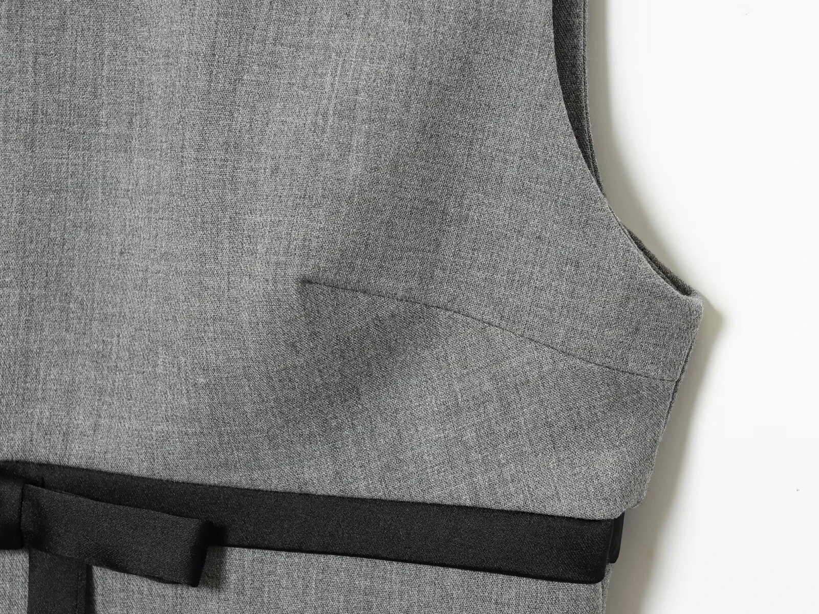 2025 خريف جديد الملابس النسائية مزاجه سليم صالح القوس الديكور الحرير الساتان الملمس فستان قصير #6