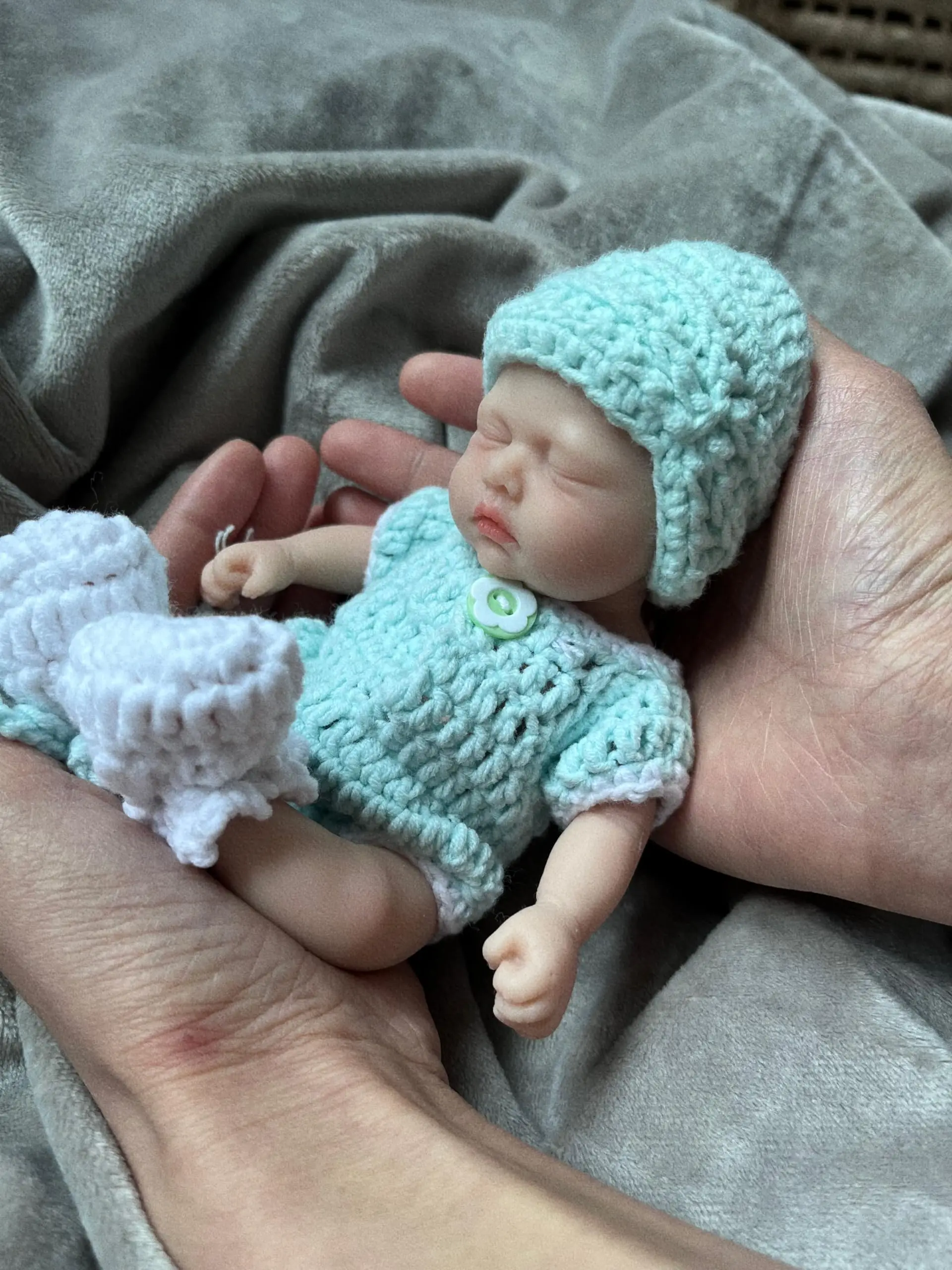 7 Zoll Miniatur-Silikon-Schlafpuppe mit Fütterungszubehör Lebensechte Weiche Realistische Mini-Puppe für Sammler – Detail 1