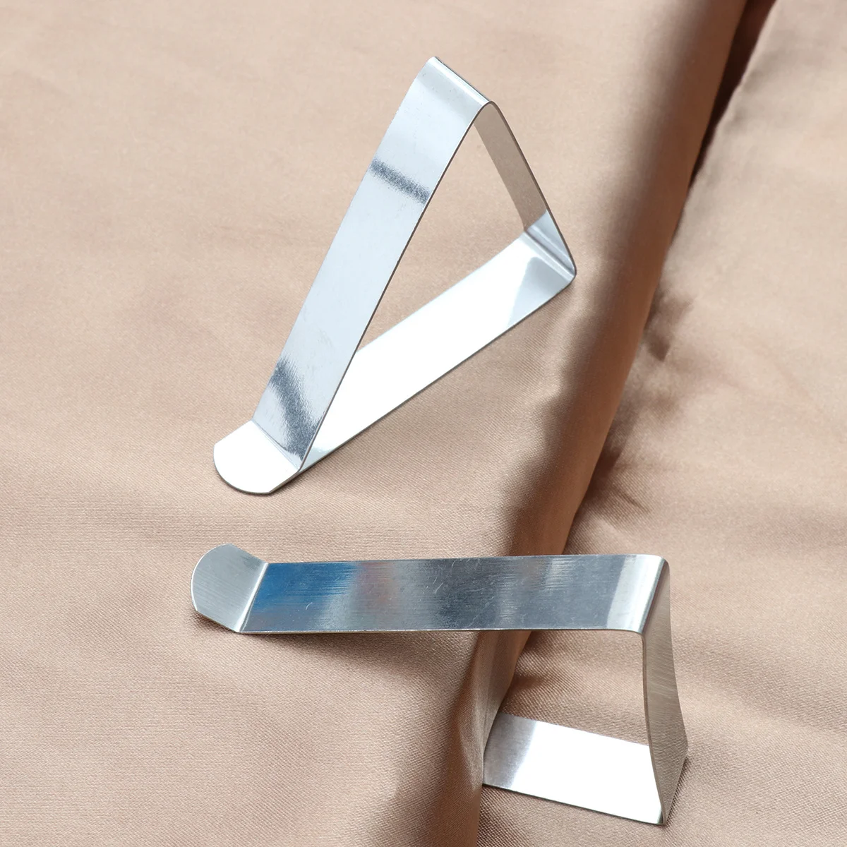 

6Pcs Triangle Tablecloth Clamps Stainless Steel 5cm Table Cloth Holders for Outdoor Events Parties Picnics Dinners