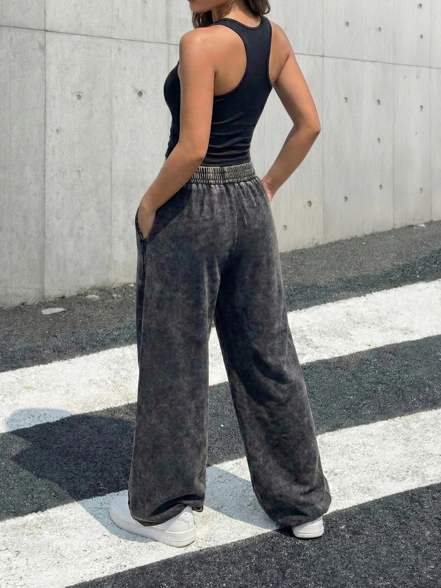 자수 장식이 있는 세련된 스트레이트 팬츠; 루즈핏 스트레이트 팬츠.