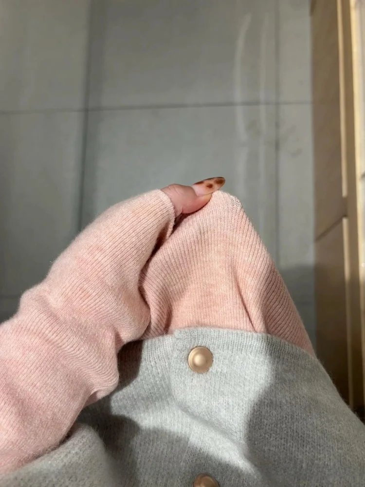 Miękka, wygodna dzianinowa baza, damska bluzka z wysokim kołnierzem, jesienno-zimowa odzież wewnętrzna, uniwersalna, bazowa, elegancka.