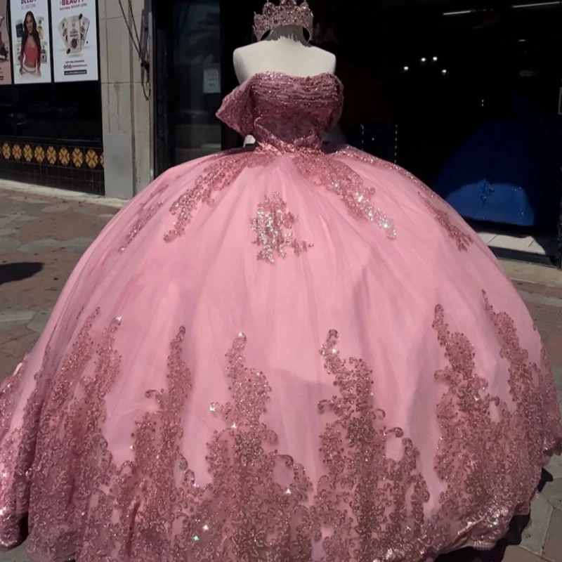 

Розовые блестящие платья Quinceanera с открытыми плечами и блестками, аппликация, кружево, бисер, кристалл, бант, тюлевое платье для вечеринки, дня рождения, сладкое платье 16.