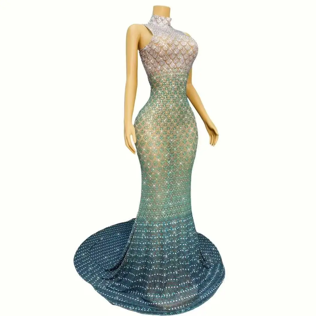 Seksowna, błyszcząca, bogato zdobiona cyrkoniami suknia z trenem, idealna na urodziny, wieczór, czerwony dywan, pokaz, występ sceniczny, kostium.