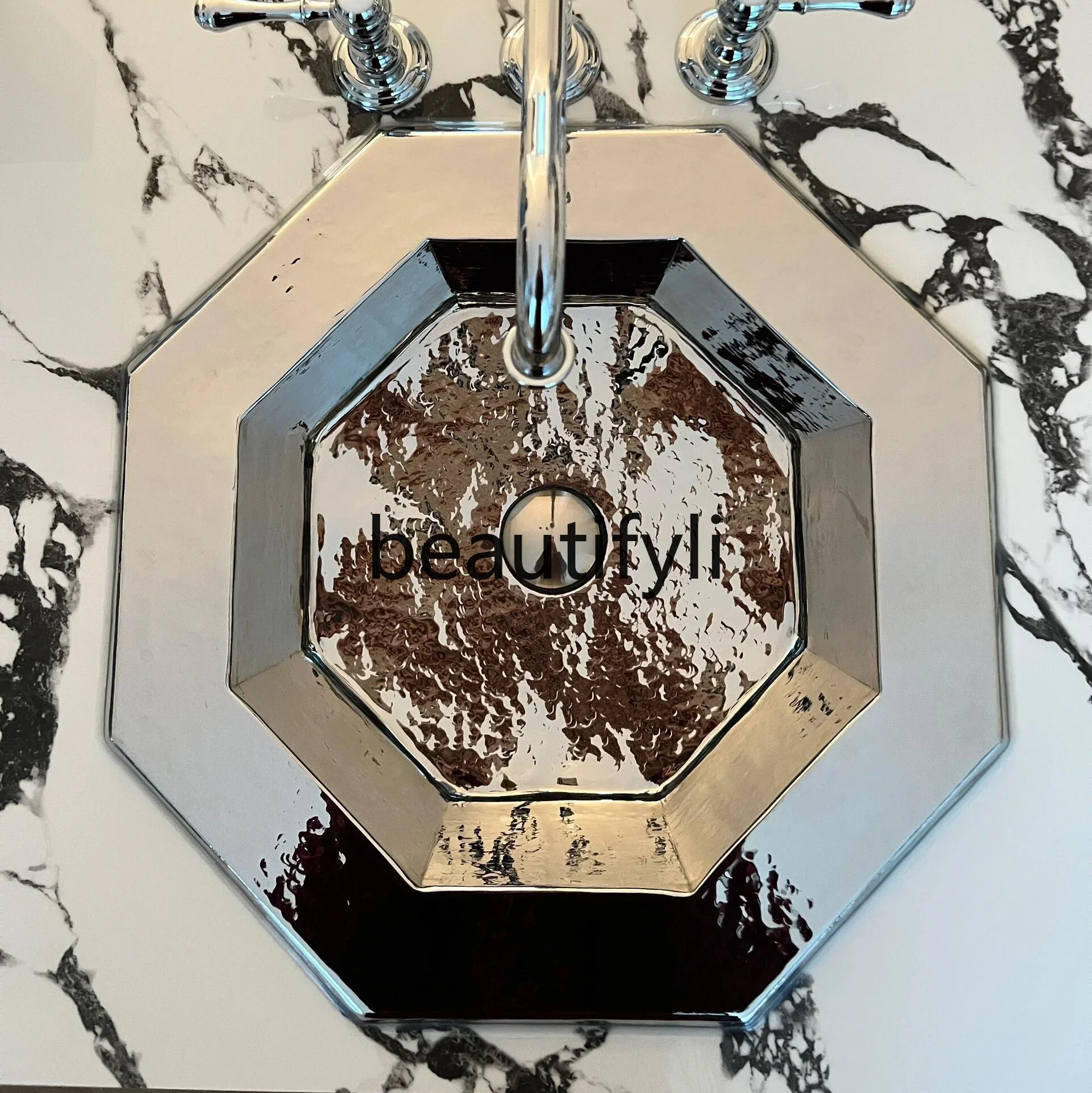 

The same all-copper wash basin in the hotel, island high-end sink, and embedded washbasin under the counter.Esmt163