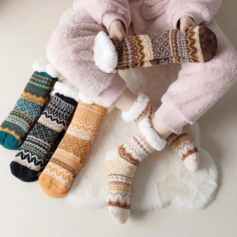 جوارب يمكن السير بها على الأرض خليط جوارب صوف النساء منتصف أنبوب مكافحة زلة الشتاء جوارب يمكن السير بها على الأرض نمط العرقية أفخم النوم الجوارب النساء الرجال