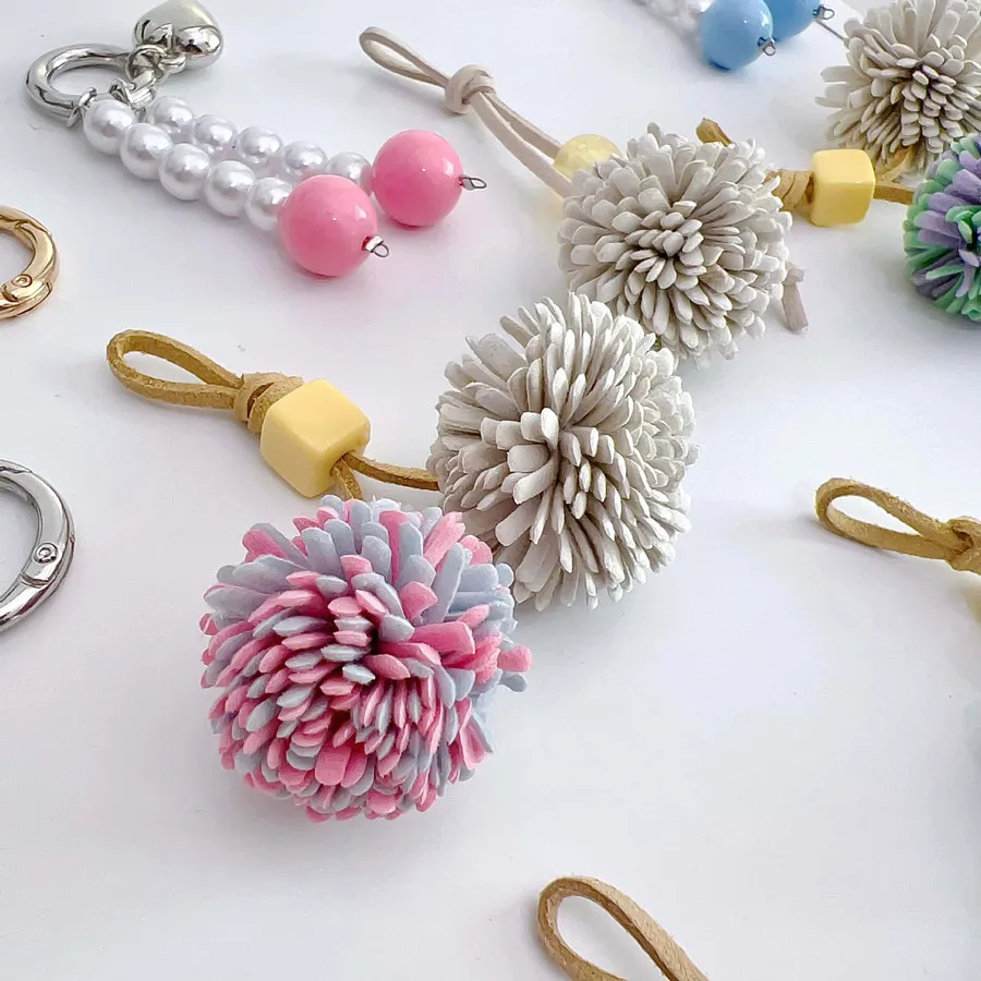 Niedliche Makronen-farbige Schuhblumen-Charms, Tannenzapfen-Pompom-Quasten-Anhänger, vielseitige DIY-Accessoires für Schuhe und Handtaschen-Dekoration – Detail 9