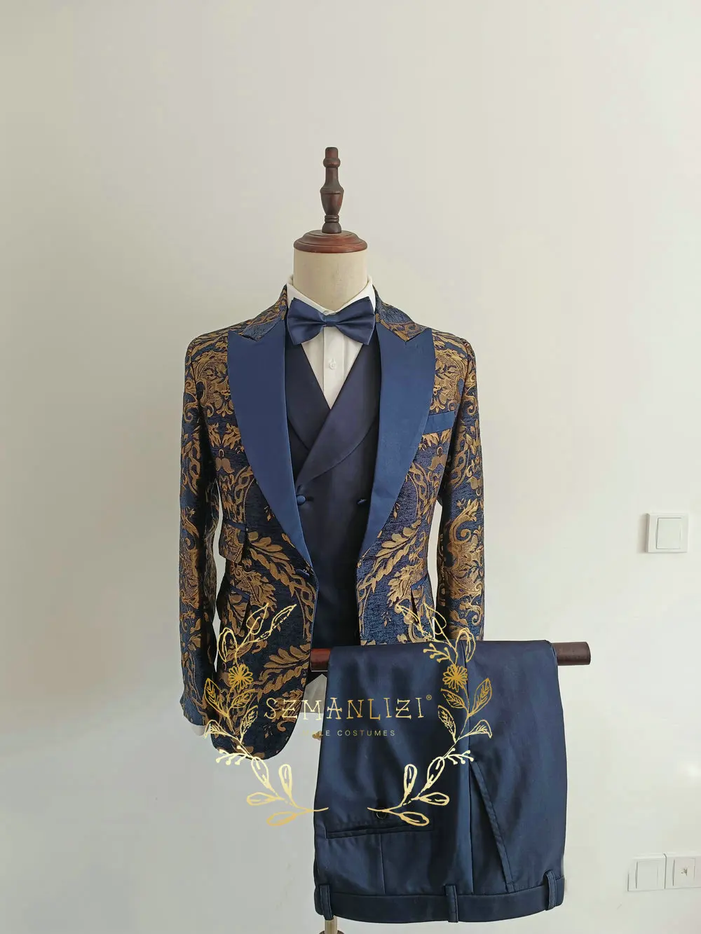 

2023 Latest Designs Groomsmen Floral Navy Blue Peaked Lapel Groom Tuxedos Mens Wedding Dress Male Prom Dinner Party Blazer