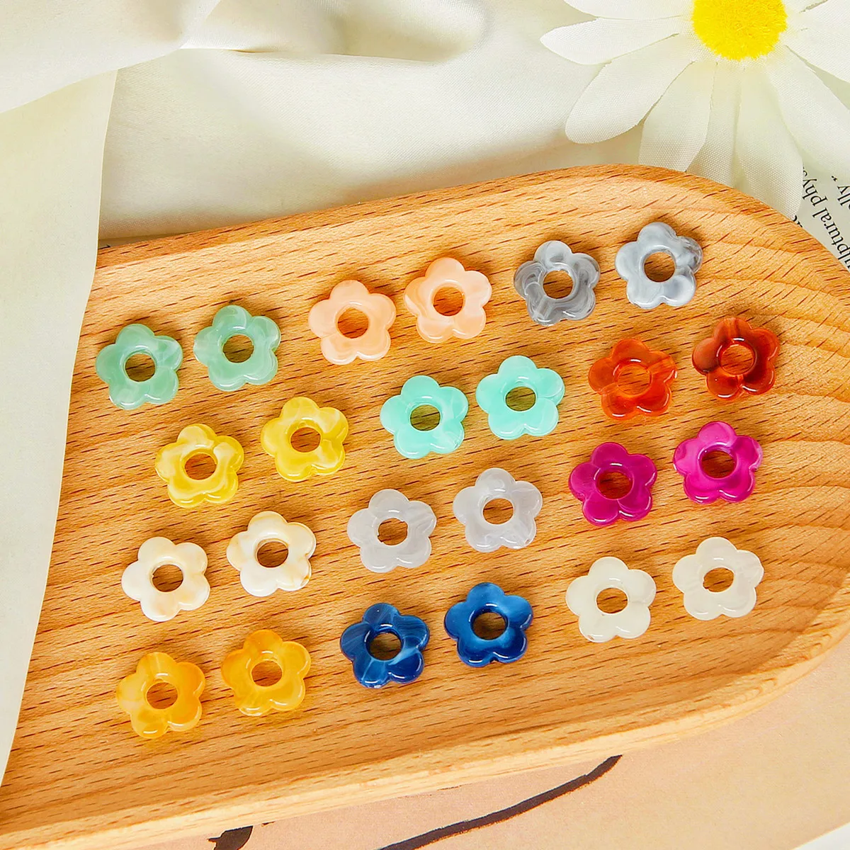 

Wholesale 200pcs 14mm Colorful Hollow Out Flower Resin Jewelry Beads Fit Girls Necklace Bracelet Earring Ornament Making