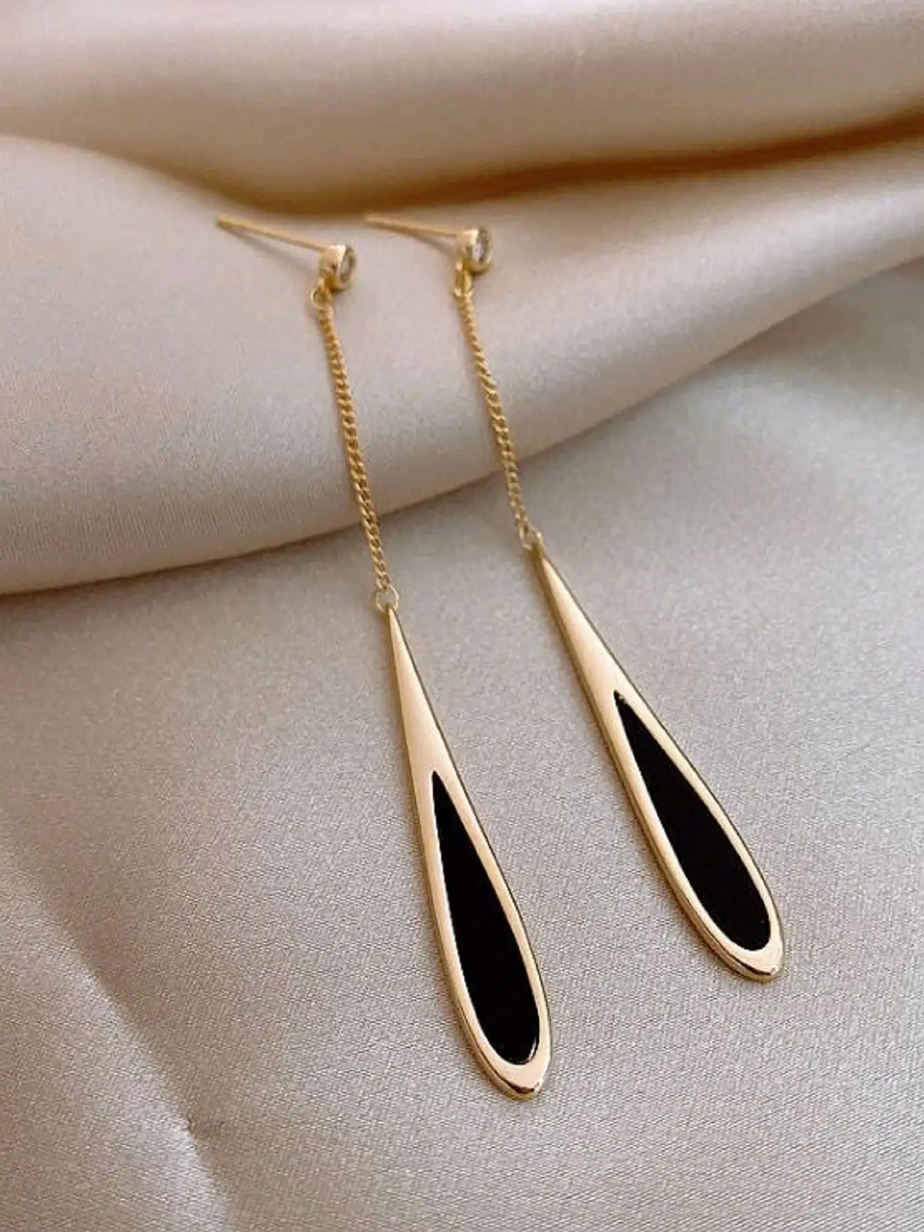 

Gold Tone Drop Earrings with Black Inlay, Minimalist Elegant Design for Women's Party & Daily Wear