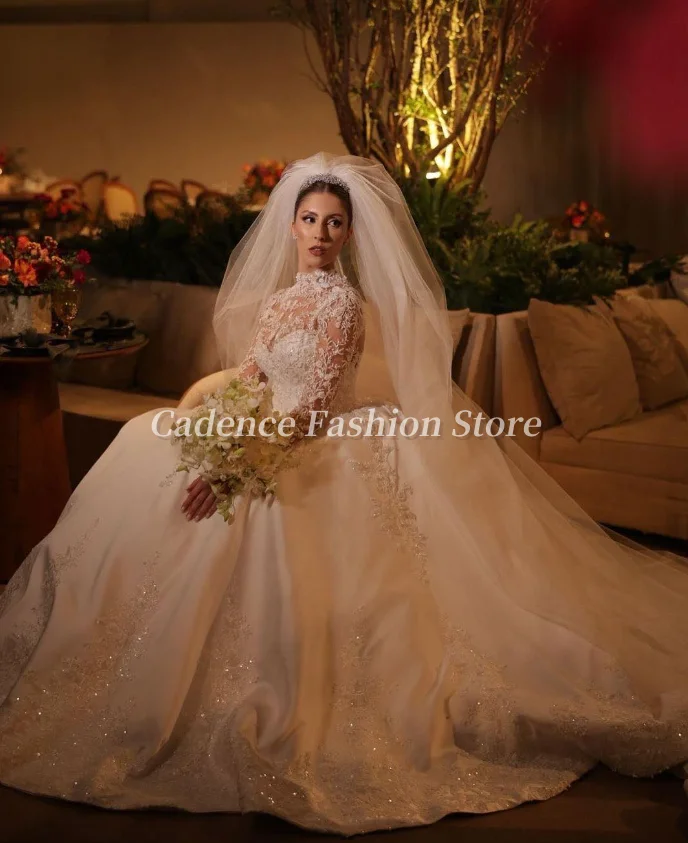 Abito da sposa personalizzato con collo alto a maniche lunghe in pizzo bianco 2025 con applicazioni in pizzo e abiti da sposa in raso a trapezio con lacci