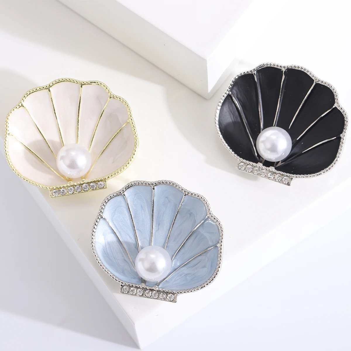 Enamel Pearl Shell Brooches for Women Unisex Glamour Pins 3-color Available Casual Party Accessories Gifts