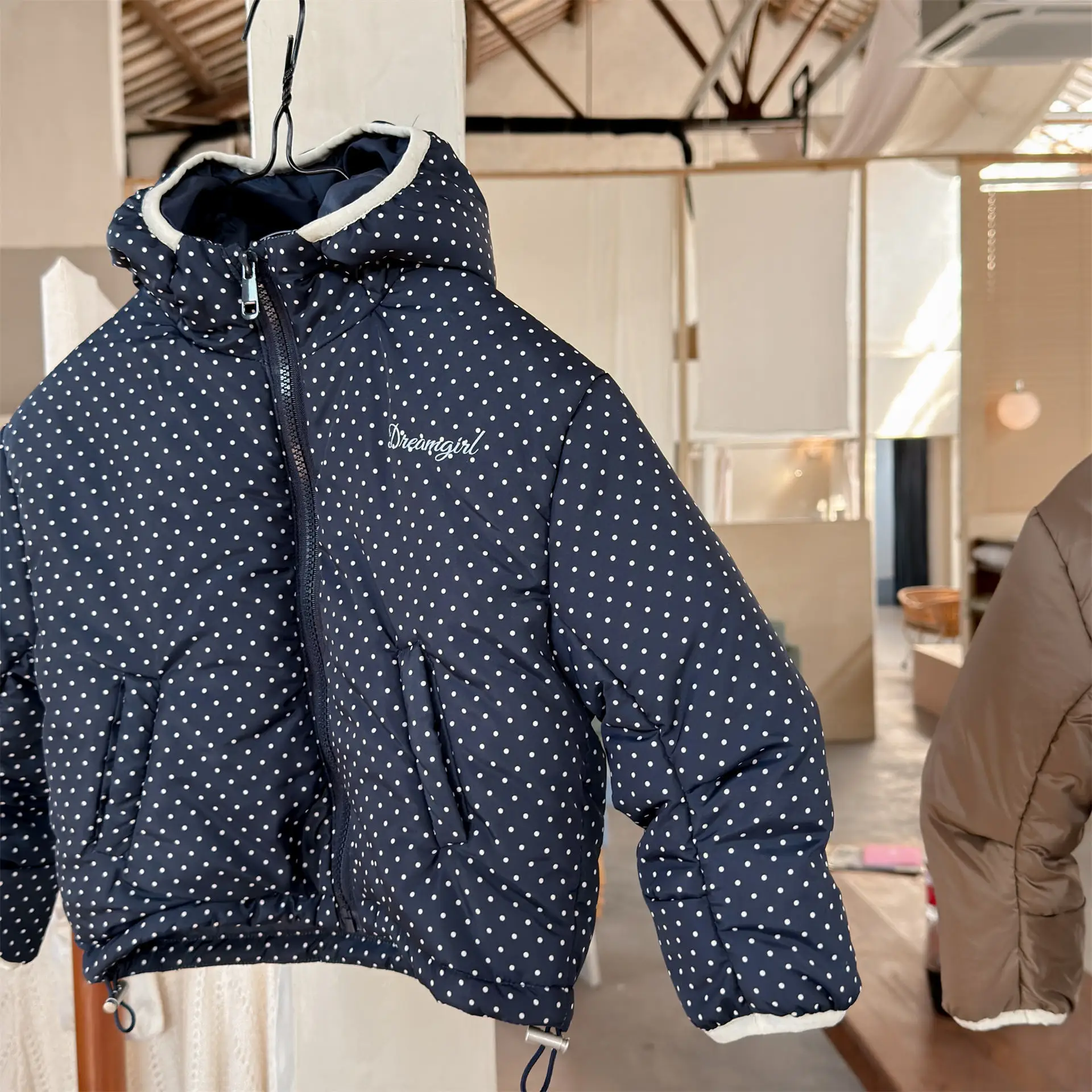 2025 شتاء جديد الأطفال طويلة الأكمام معطف دافئ بنين بنات موضة دوت طباعة مقنعين القطن وسادة مبطنة الاطفال ملابس الطفل الصوف