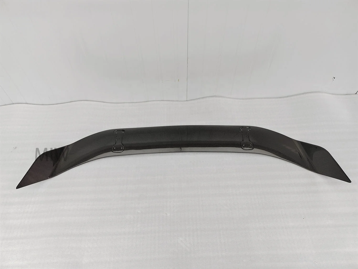 New Arrival Dry Carbon Fiber Wide Body Kits Polished Finish Single Deck Rear Wing Spoiler Parts for Aston Martin V12 Vantage