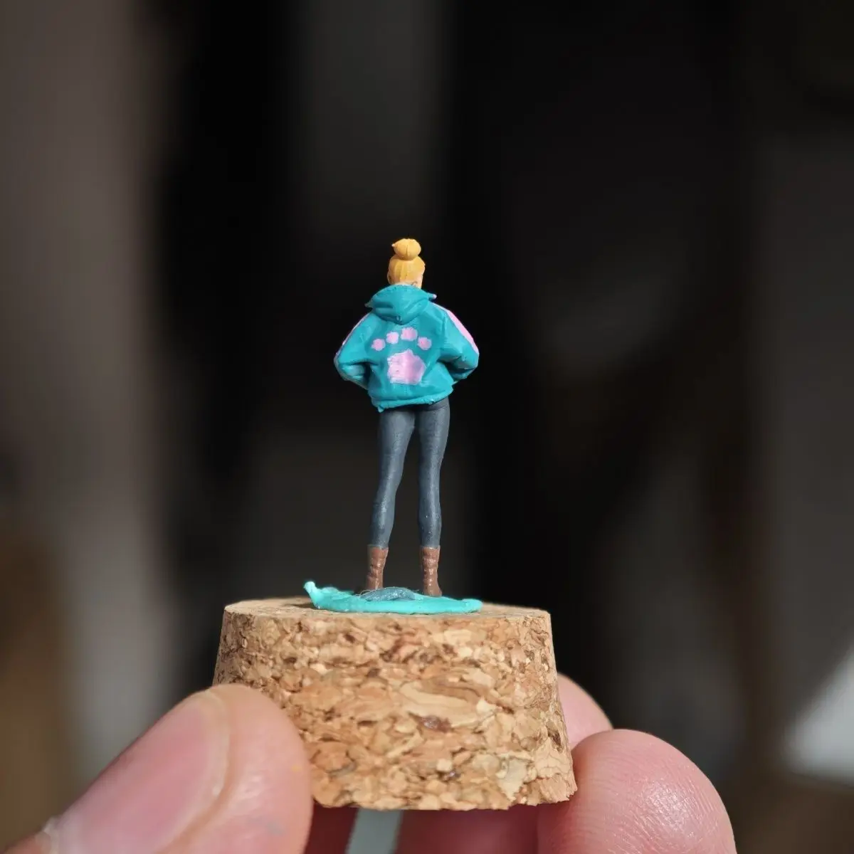 1/64 تمثال صغير يمكنك صنعه بنفسك سترة راتينج مرسومة يدويًا نموذج فتاة مشهد السيارة ديوراما