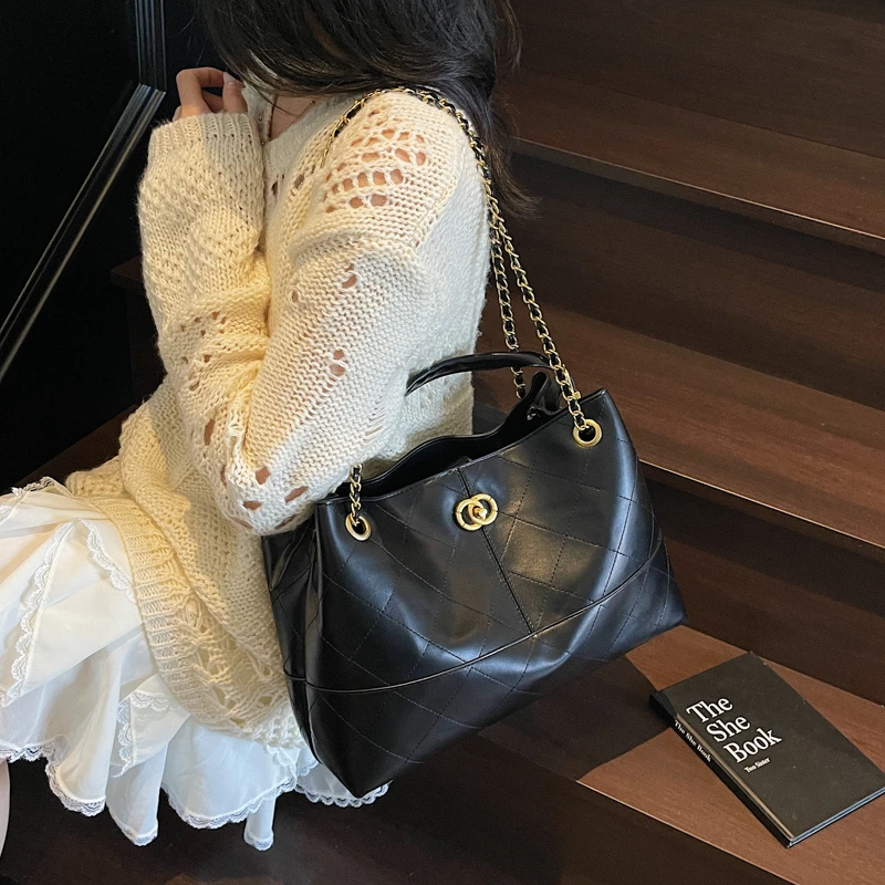 

Luxury Designer Shopper Bag In Paris Fashion For Women With Solid Color Minimalist Aesthetic And Durability