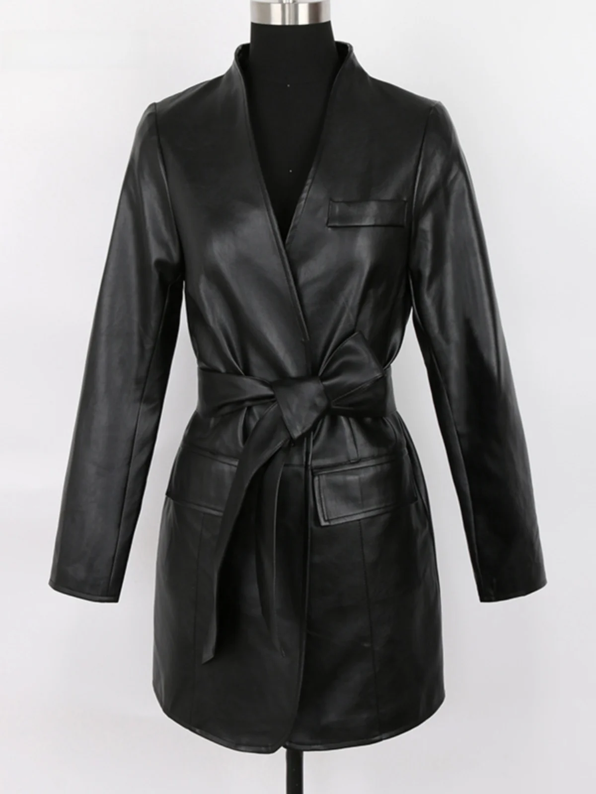 

Женское пальто Nerazzurri из черной искусственной кожи с глубоким V-образным вырезом, поясом на талии, длинными рукавами, мягкое пальто из искусственной кожи