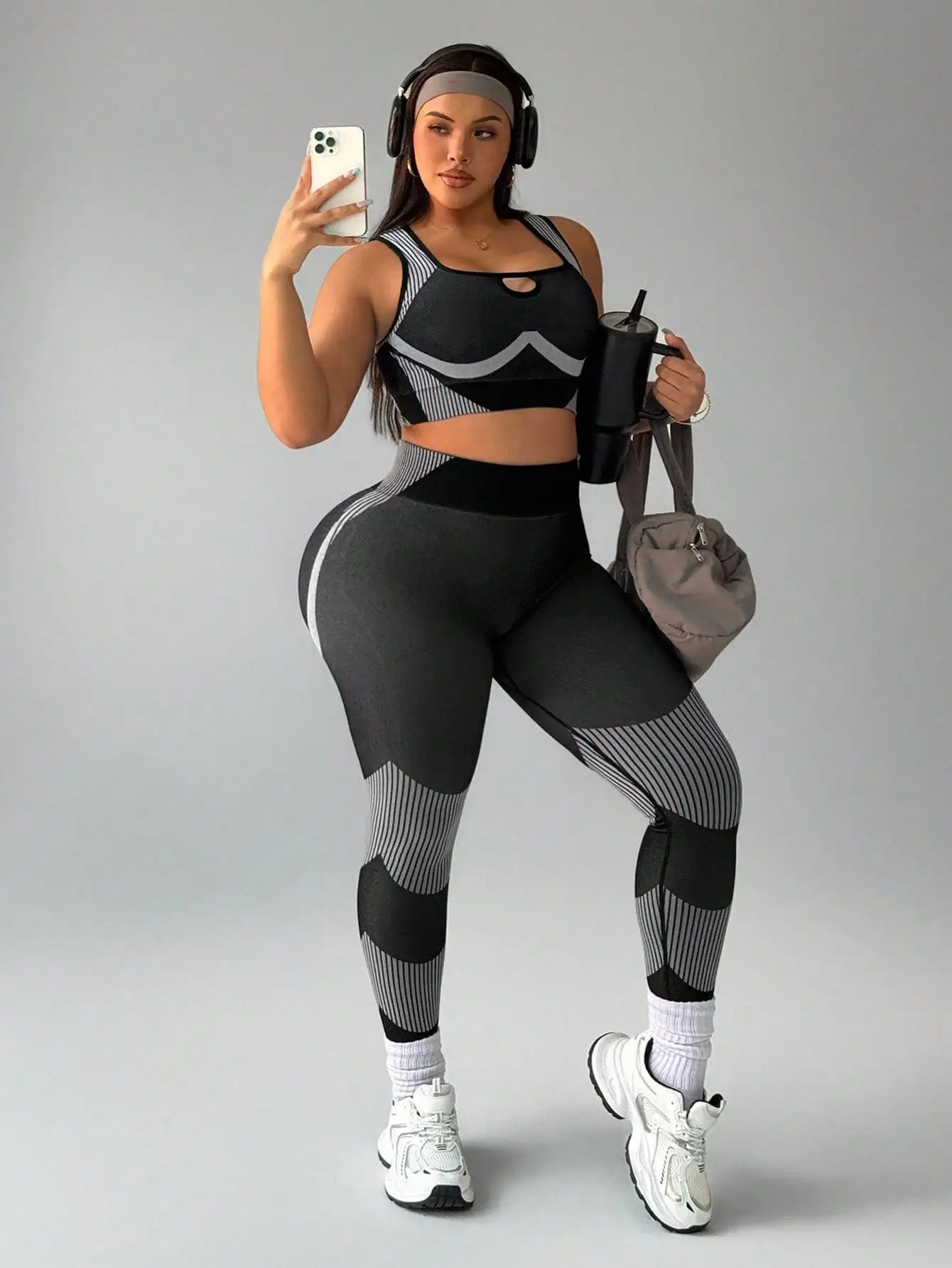 

Комплект бесшовного спортивного бюстгальтера и леггинсов больших размеров — одежда для активного отдыха и тренировок в спортзале