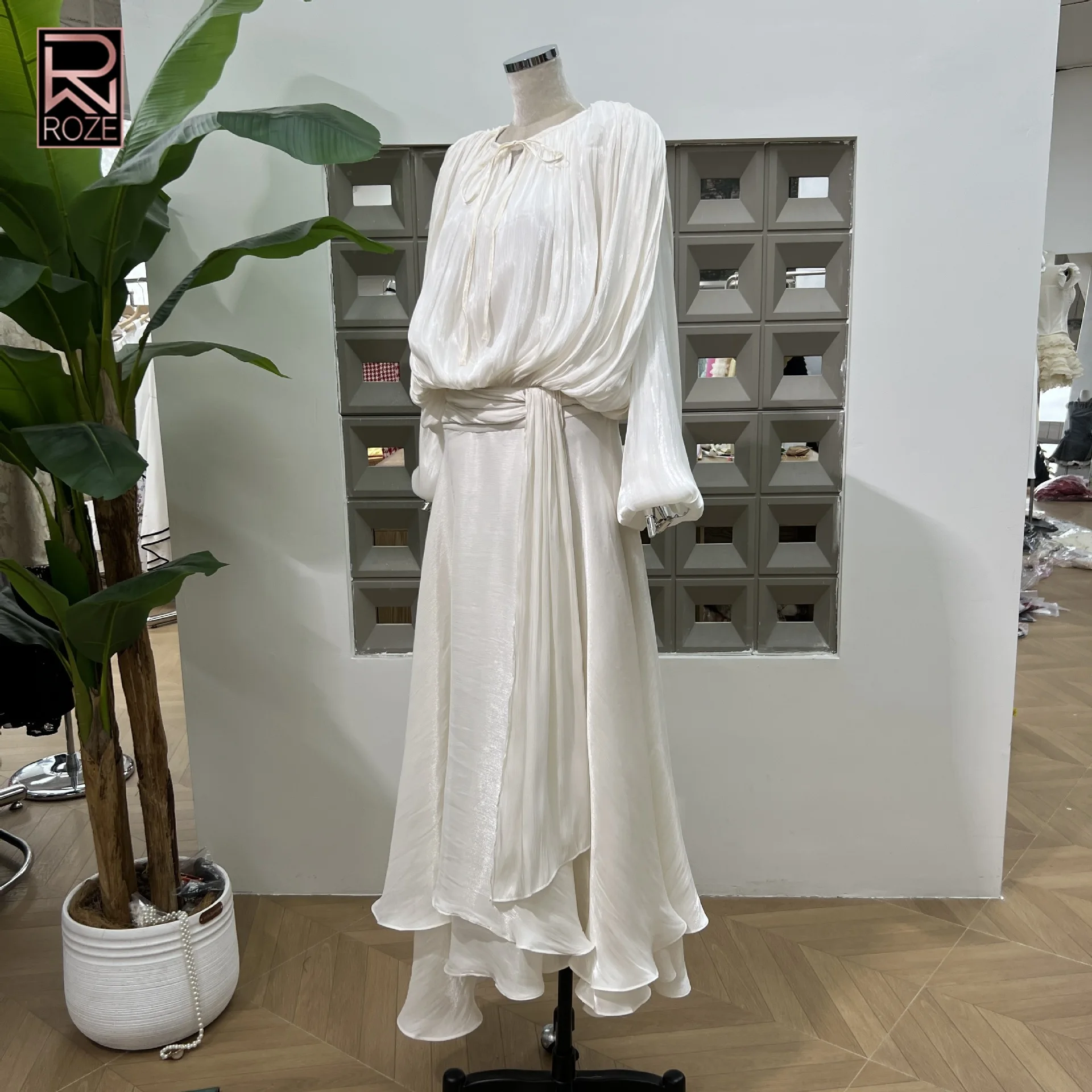 Abito chic con fascia in vita primavera/autunno 2025 |   Abito trasparente iridescente a maniche lunghe |   Abito romantico stile donna con orlo asimmetrico