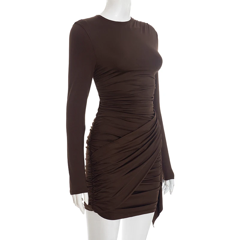 Einfarbiges, plissiertes Kleid mit langen Ärmeln, tailliertem Schnitt und schmaler Passform, kurzes Kleid mit elegantem Flair. – Detail 15
