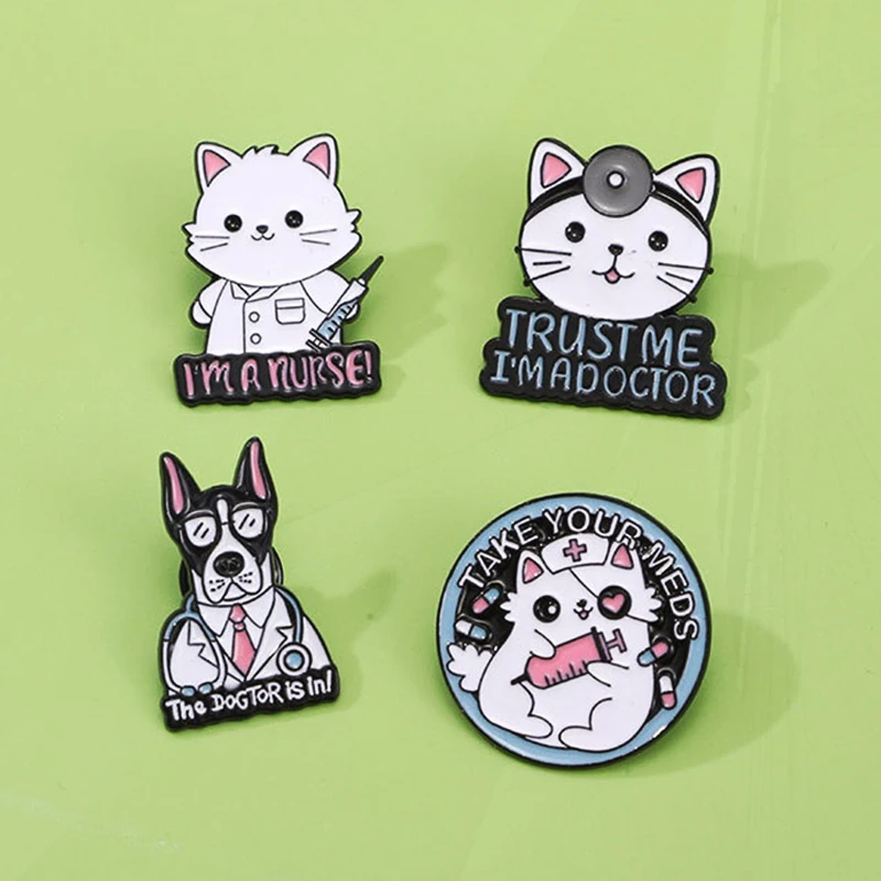 Ik Ben Dokter Spuit Witte Kat Verpleegster Stethoscoop Hond Dokter Badge Punk Revers Broche Sieraden Schattige Kat Dokter Metalen Dennen Vertrouwen