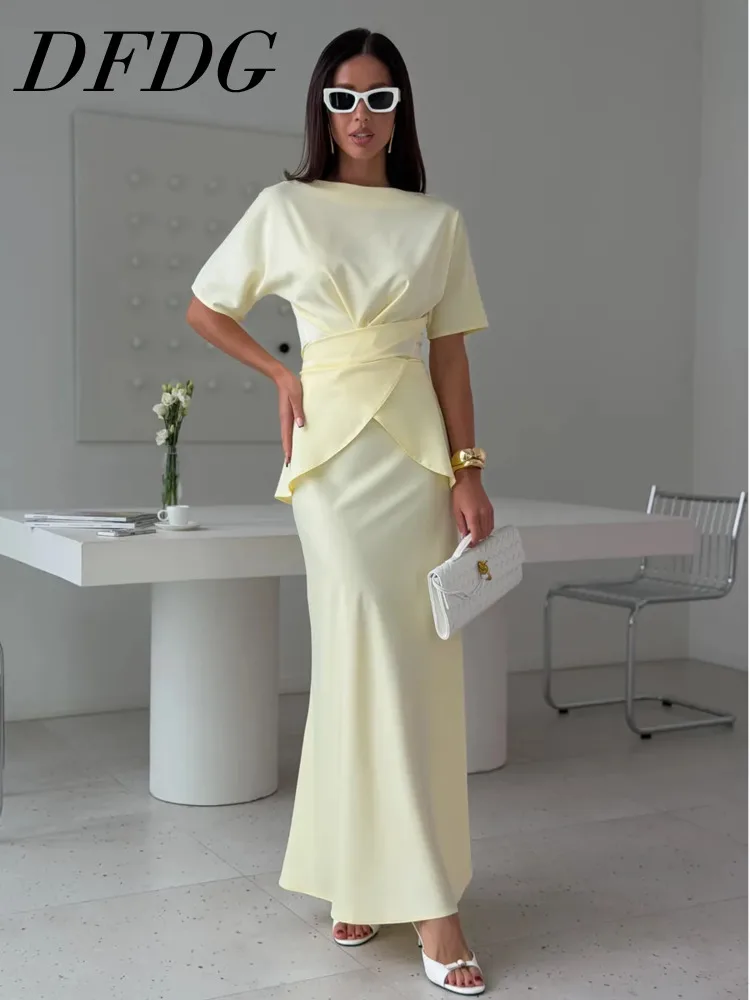 

Женский комплект DFDG: топ с круглым вырезом и завышенной талией, юбка-русалка. Элегантный, модный, трендовый комплект для весны-лета 2026.