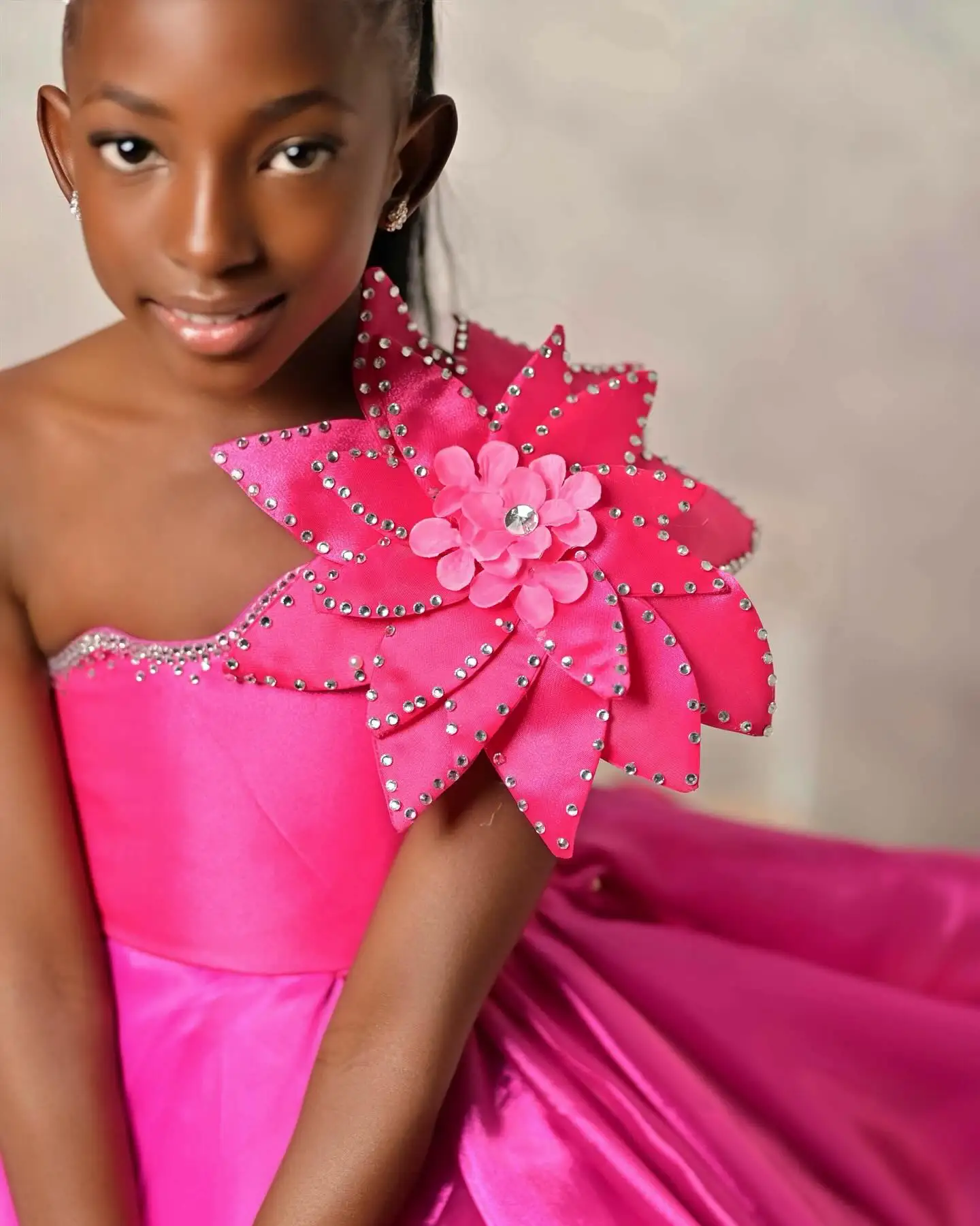 فستان فتاة الزهور بكتف واحد للفتيات لحفلات أعياد الميلاد مكشكش لحفلات الزفاف فستان الأميرة المخصص لالتقاط الصور