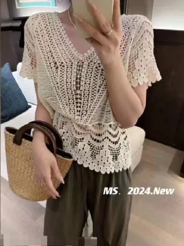 

2024 Summer New Korean Edition Design Feeling Overwear V-neck Hollow Loose Short Style Lazy Thin Knitted Shirt