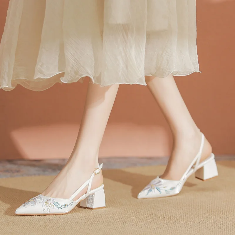 

Лето 2026, женские белые/абрикосовые туфли в китайском стиле с вышивкой на блочном каблуке и острым носком, Cheongsam, вечерние свадебные модельные туфли Q-791