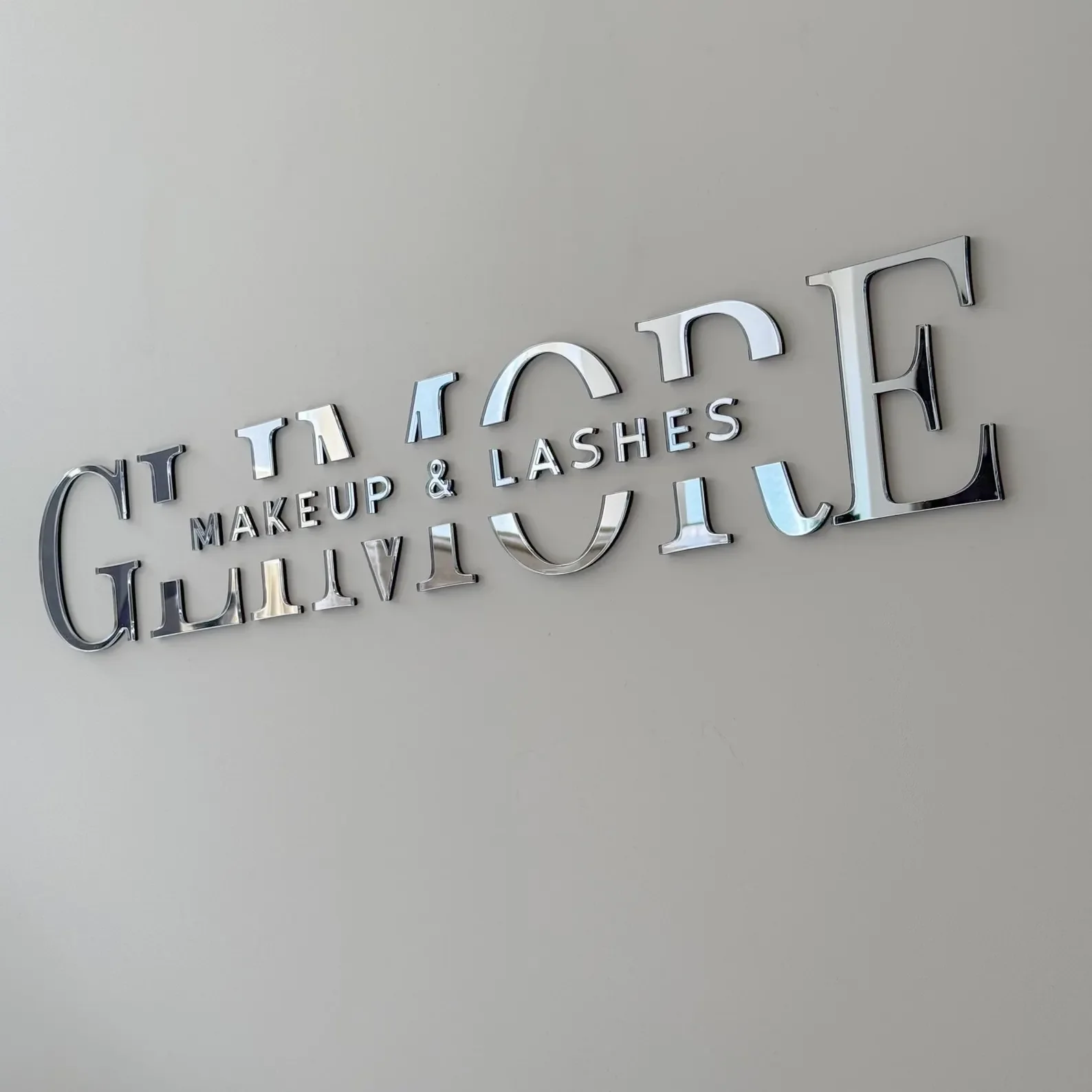 Op maat gemaakte lasergesneden logo-bord 3D spiegelwandletters groot bedrijfsbord acryl lobbybord gepersonaliseerd wandbord voor salon studio