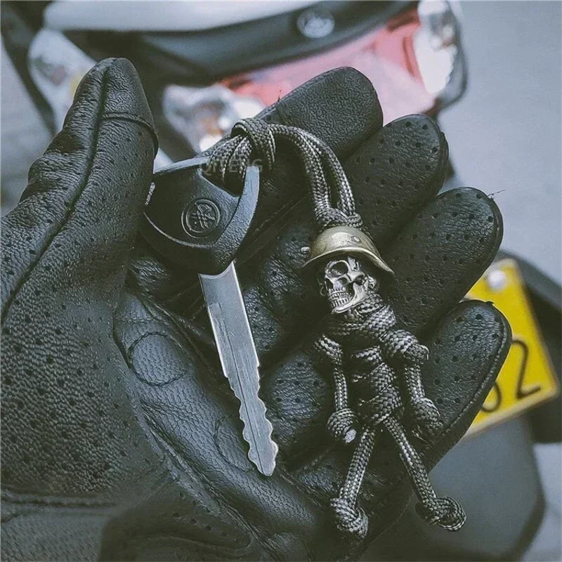1PC czaszka głowa brelok samochodowy kask motocyklowy brelok do kluczy z ozdobą pleciona lina Paracord Buddy torba wiszący plecak lalka zabawka