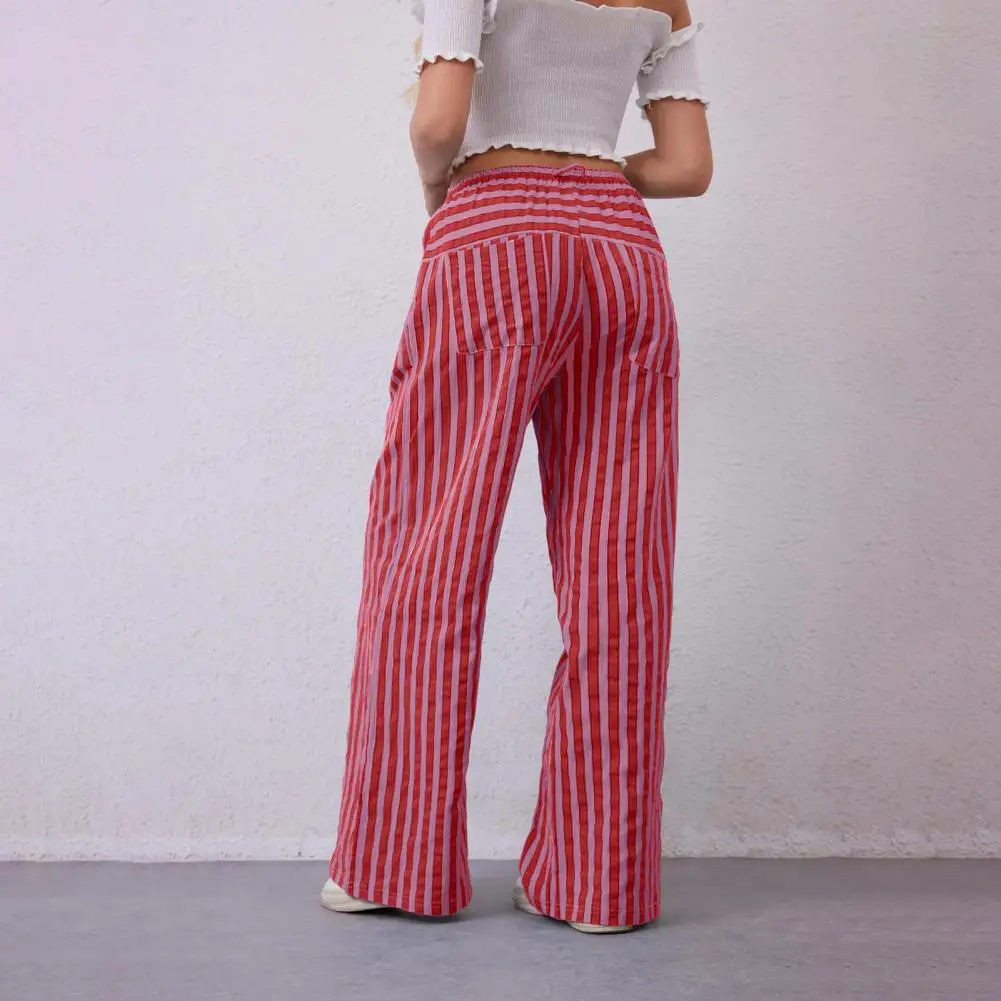 Damskie letnie spodnie w paski z szerokimi nogawkami, wysokie w pasie, luźne, proste, do ziemi, o swobodnym kroju.