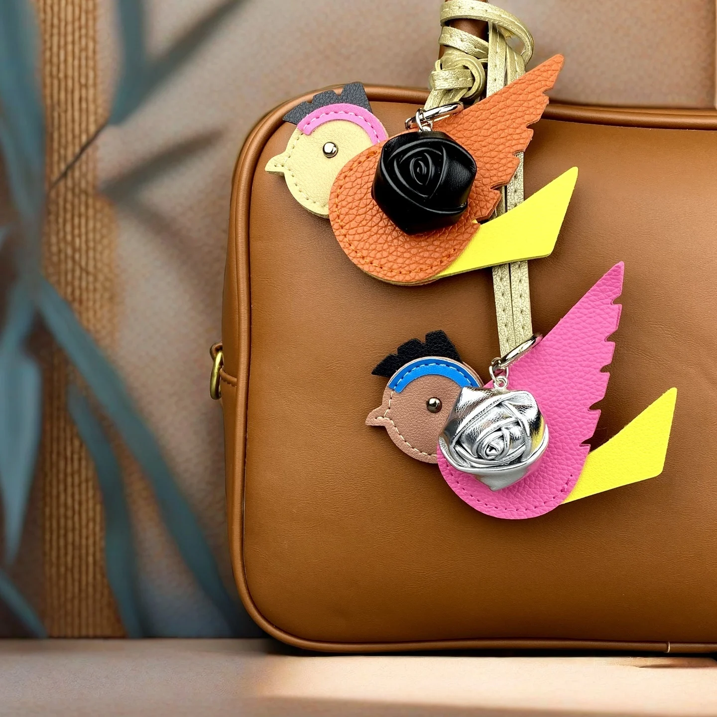 

Изысканный набор брелоков из искусственной кожи с птицами и розами / Яркий, ручной работы брелок-аксессуар для сумок для женщин / Уникальный подарок для сумок и рюкзаков