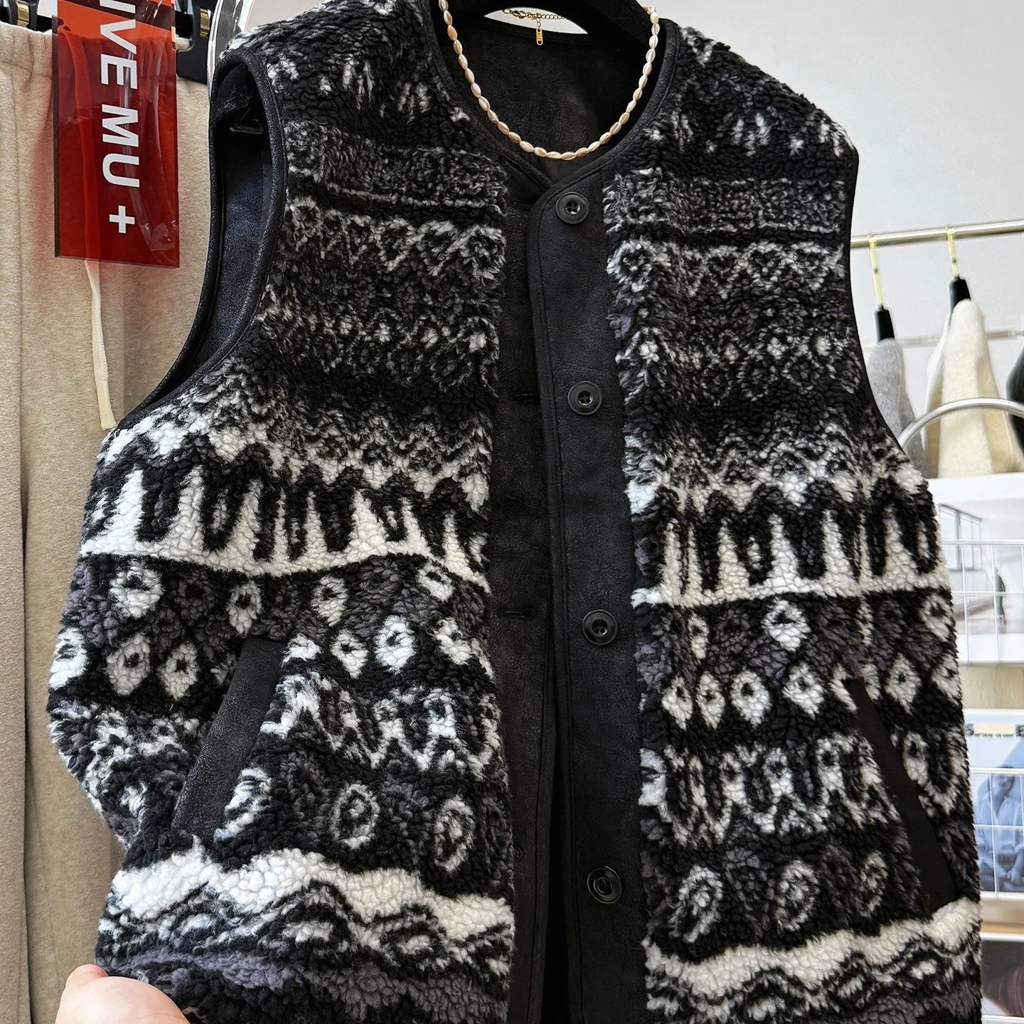 Women's Fall Winter Sherpa Fleece Vest Layered Outerwear with Black & White Geometric Pattern Cozy Casual Sleeveless Jacket