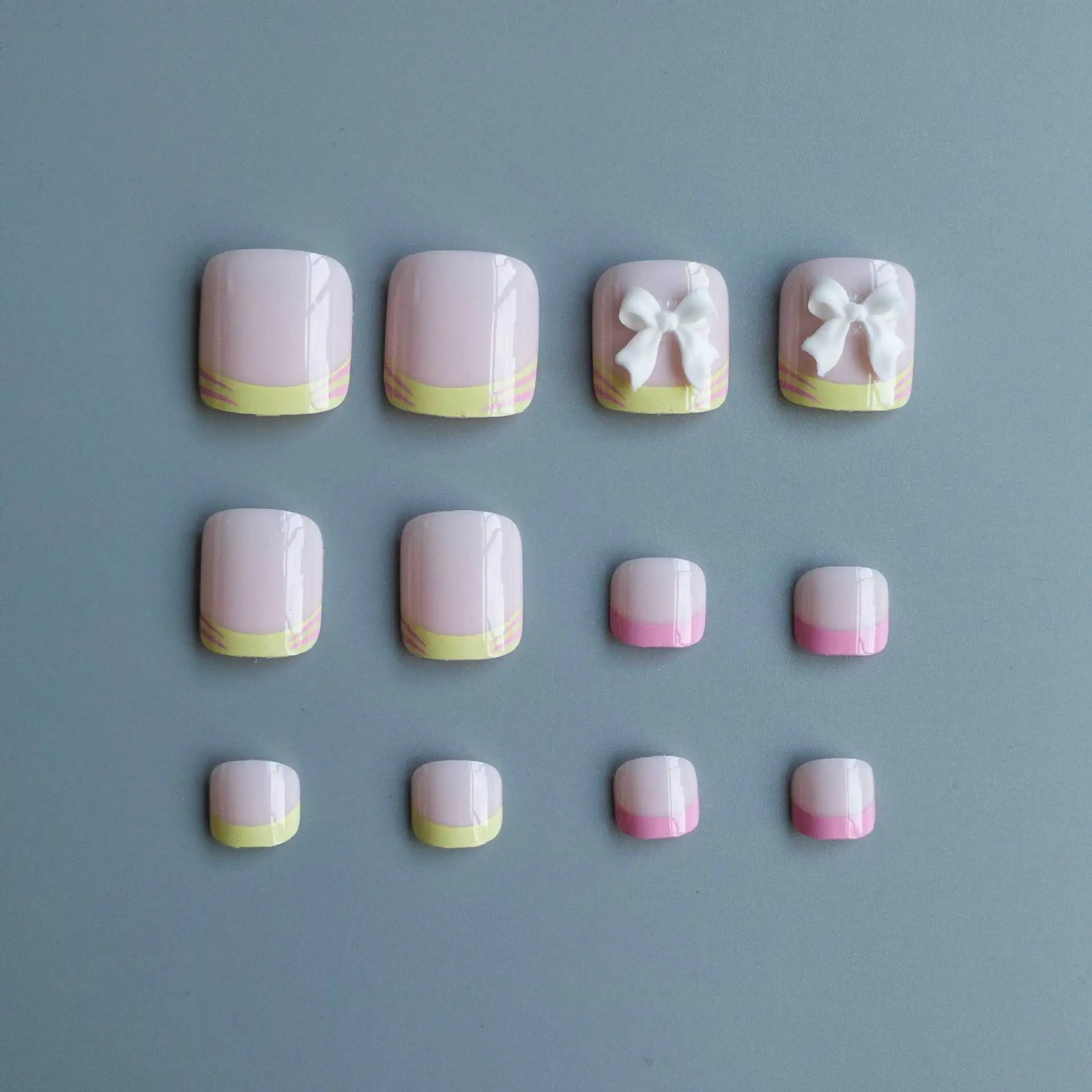 ฤดูร้อนสีนู้ดกดบนเล็บเท้าดอกไม้สีชมพูพิมพ์ 24 ชิ้นสีขาวเคล็ดลับฝรั่งเศสเล็บปลอมสําหรับเท้าผู้หญิงอะคริลิปลอมเล็บเท้า