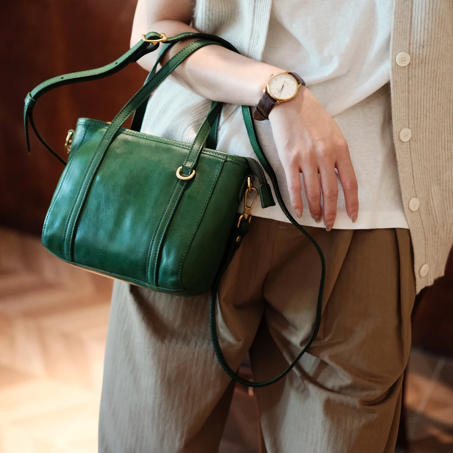 حقيبة يد نسائية صغيرة كلاسيكية عالية الجودة من الجلد الأصلي وحفلات نهاية الأسبوع حقيبة كتف فاخرة من جلد البقر الحقيقي