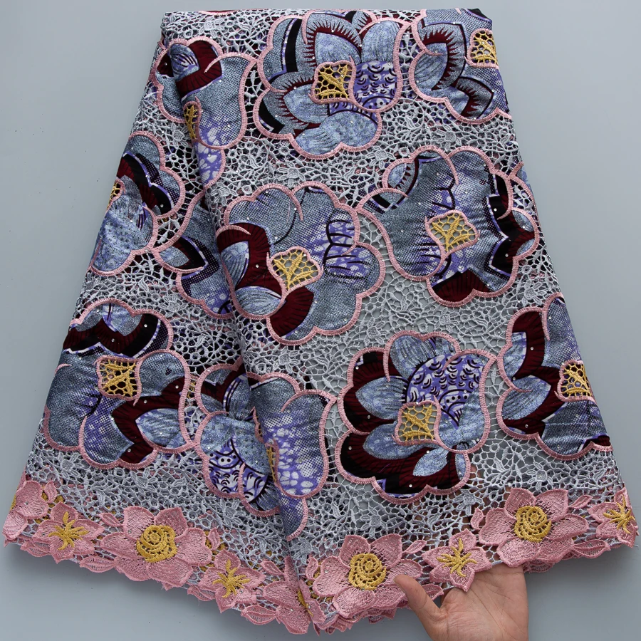 Hochwertiger nigerianischer Wachsdruck-Guipure-Spitzenstoff, lila Blumenmuster, Strass-Kordelspitze für Damen-Abendkleider und Näharbeiten.