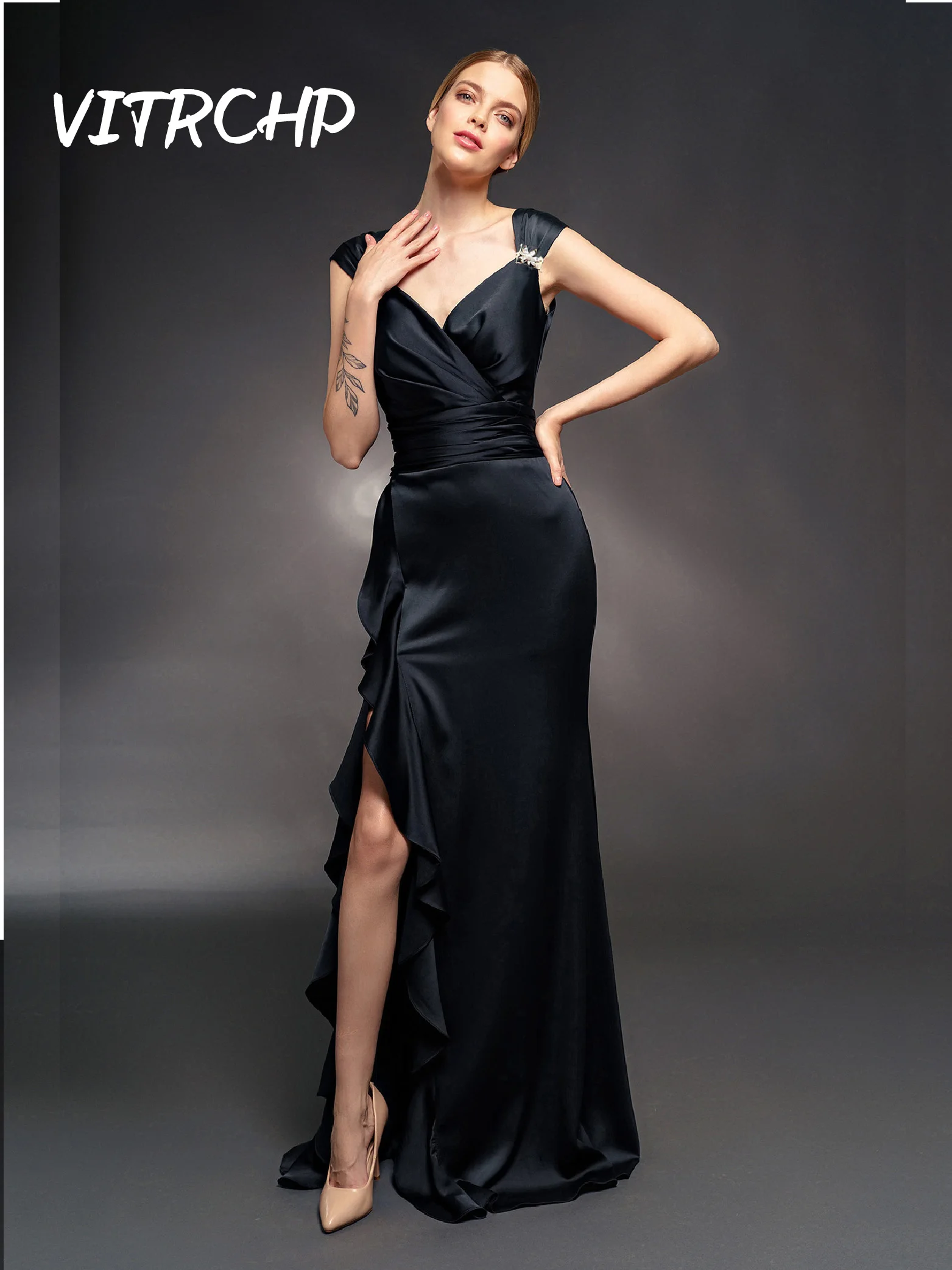 

2025 New Black Satin Celebrity Dresses for Women Sexy V Neck Backless Ruffle Fold High Fork Prom Gowns Elegant Evening Dresses