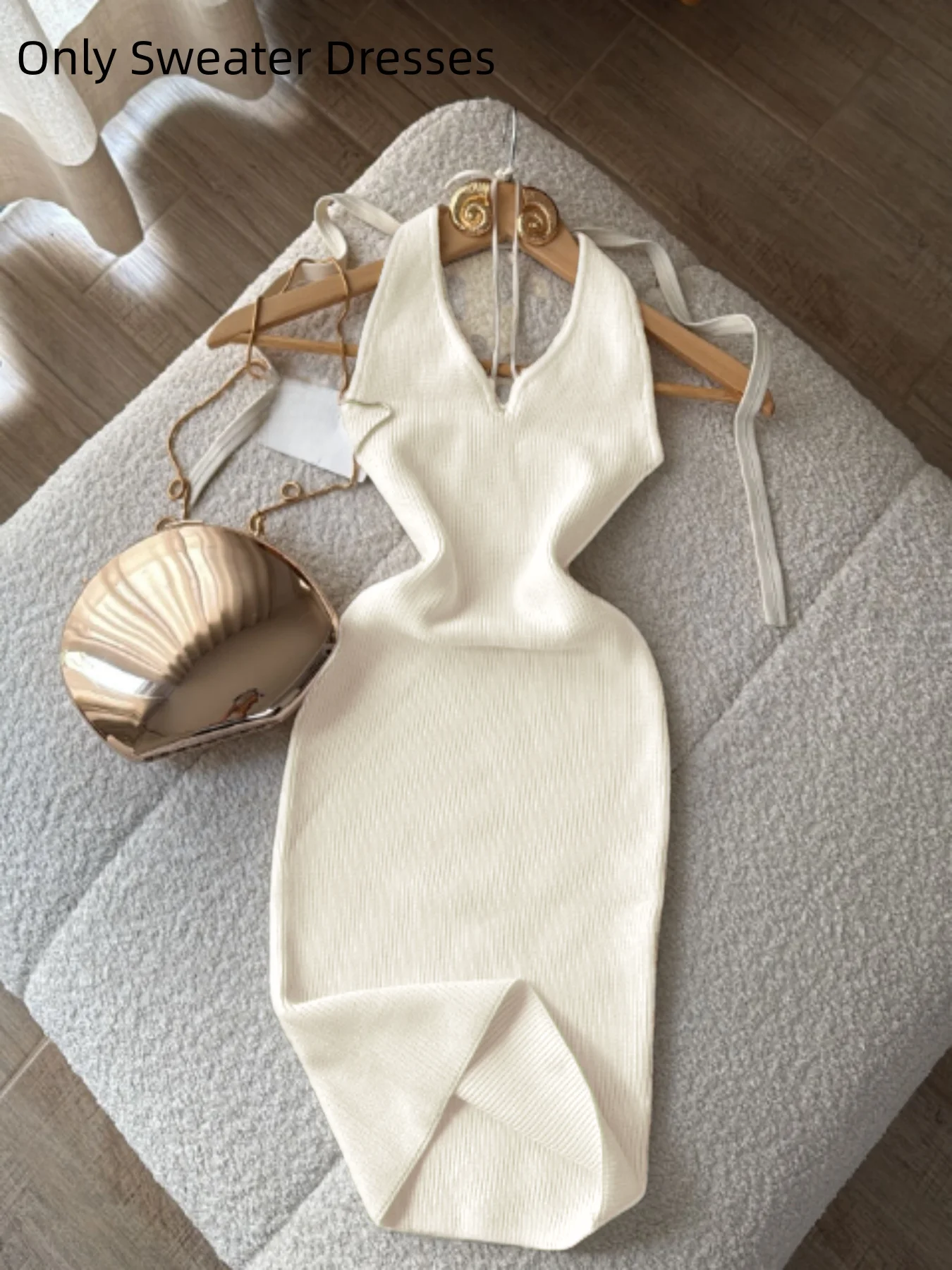 Modisches langes Wollkleid, tiefes V-Ausschnitt, rückenfrei, modisches Seil-Damenkleid, beliebtes langes Kleid mit hellen Streifen aus Wolle