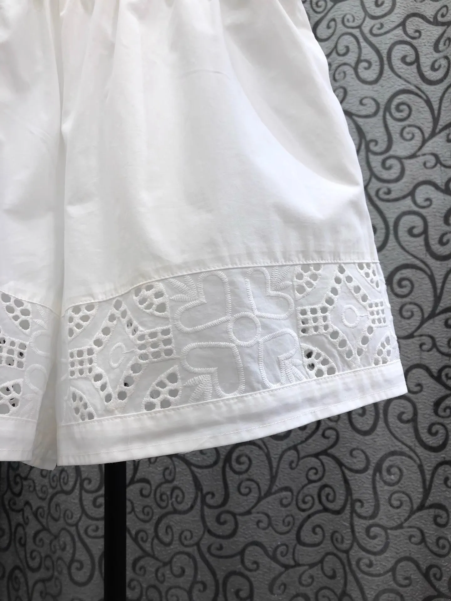 100%Cotton Shorts 2025 Summer Style Lady Elastic Waist Hollow Out Embroidery Pocket Patchwork Casual White Shorts Beach Wear