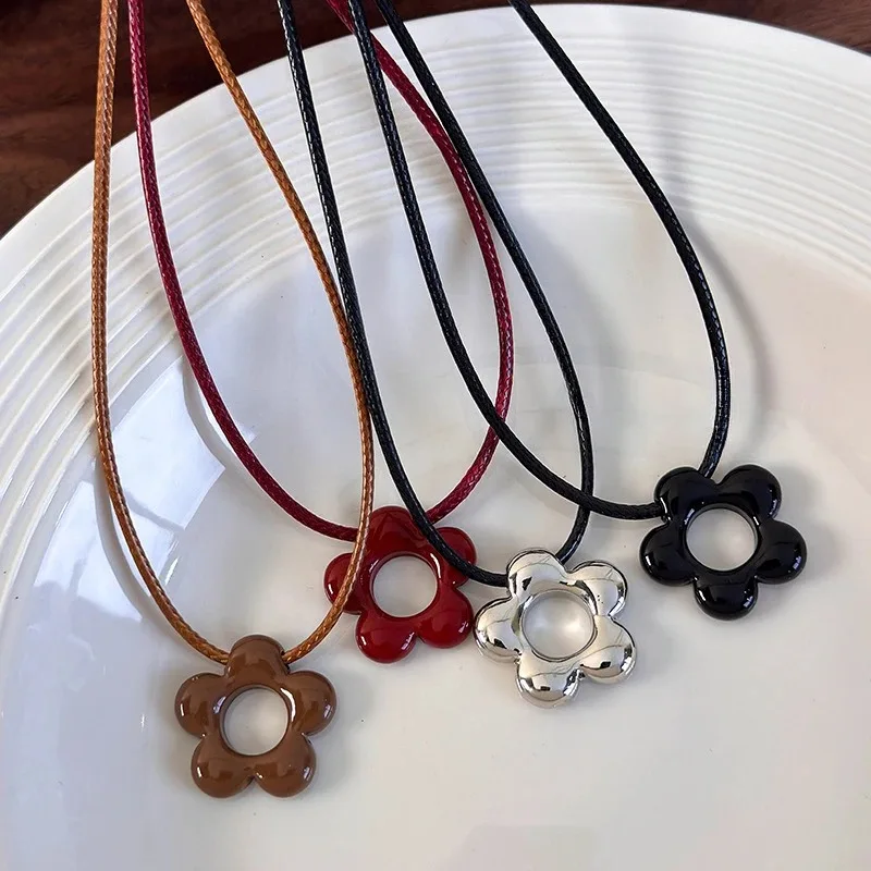 

Simple Flower Long Rope Necklace Women Hollow Flower Pendant Necklace Adjustable Knot Sweater Chain Party Wedding Jewelry Gifts