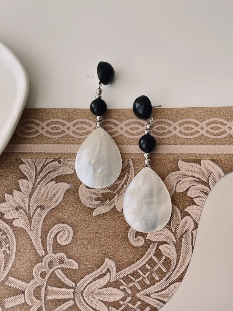Black agate butterfly shell, silver needle handmade beaded long earrings, high-end retro new Chinese water drop oval earrings.