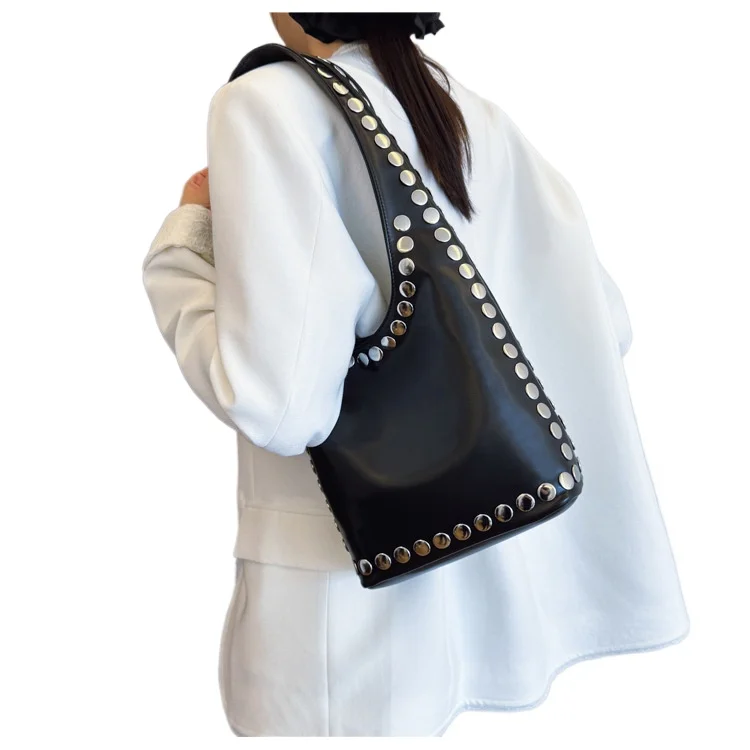 

Hot retro oil waxed leather single shoulder underarm bag handmade rivets biker bag large capacity bucket bags