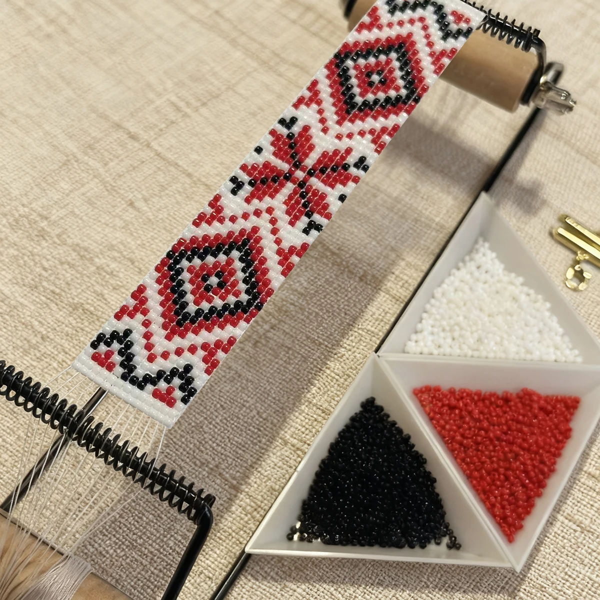 Kit telaio per tessitura di perline di metallo, include telaio per tessitura (12,5" x 2,5" x 3"), filo, aghi e perle di vetro da 18 grammi per bracciale
