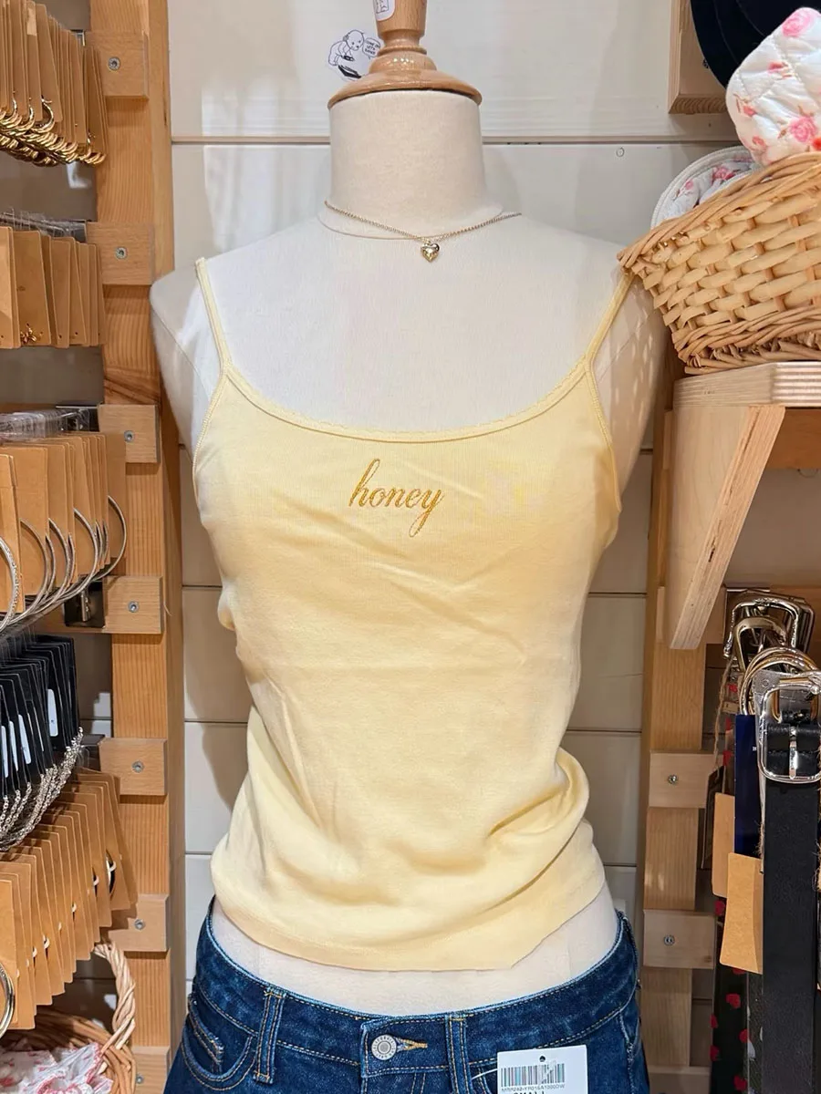 

Женская желтая майка с вышивкой букв, летние хлопковые укороченные топы без рукавов с тонкой кружевной отделкой, милая повседневная простая майка Y2k, новинка