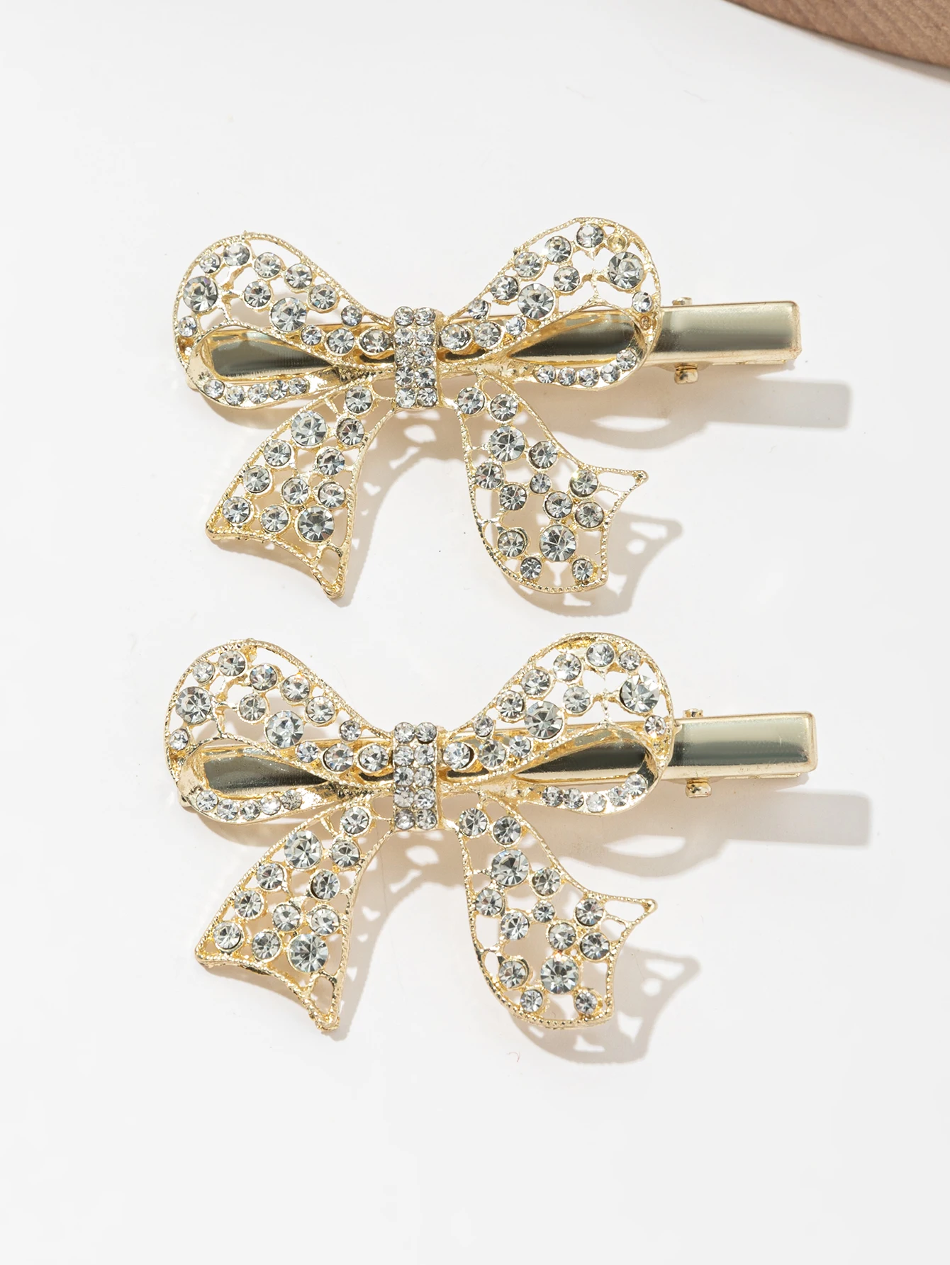 Bow knot full of diamond hollow duckbill hair clip, simple and cute, suitable for daily gatherings