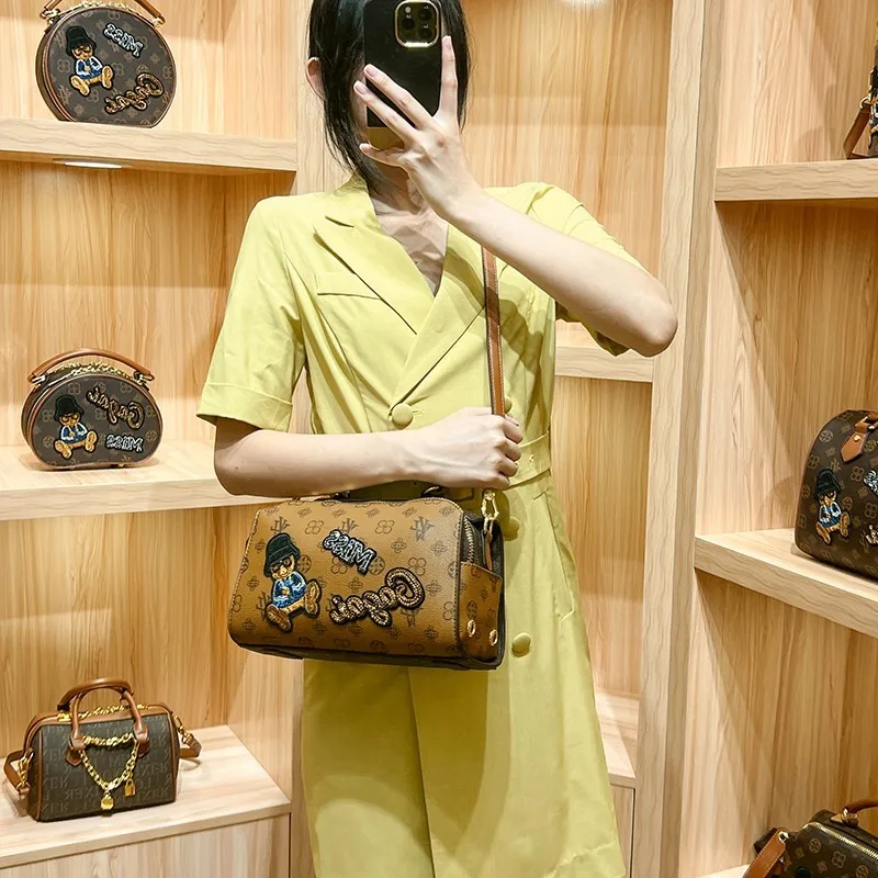 กระเป๋าถือสตรีแบรนด์หรูน้ําหนักเบา 2025 ใหม่Retroไหล่เดี่ยวhigh-end Designerบอสตันเย็บปักถักร้อยการ์ตูนCrossbodyกระเป๋า