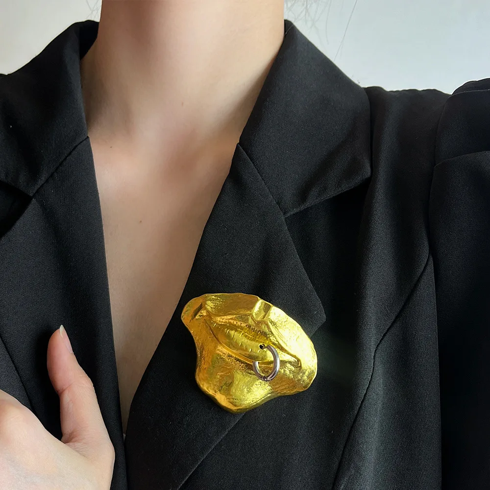 Fashion Metal Couple Brooches for Women Men Vintage Abstract Lip Nose Pins Unique Simple Accessories Broche Decorativo De Ropa